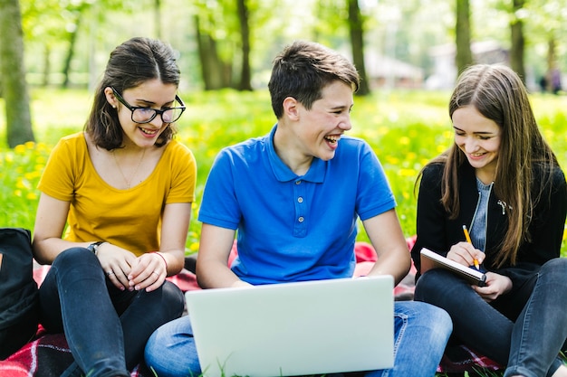 Amigos divirtiéndose y estudiando