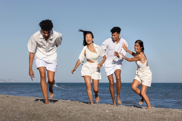 Amigos divirtiéndose en la fiesta blanca