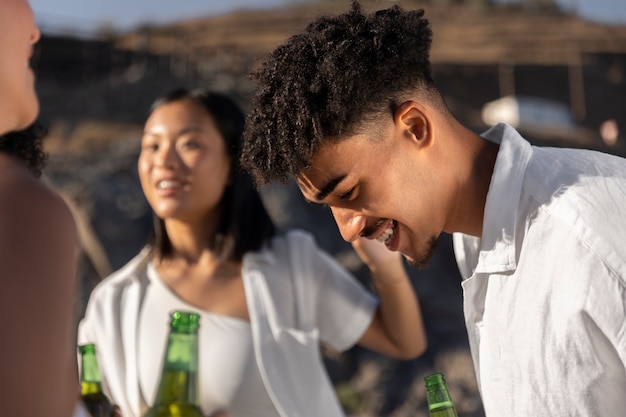 Amigos divirtiéndose en la fiesta blanca