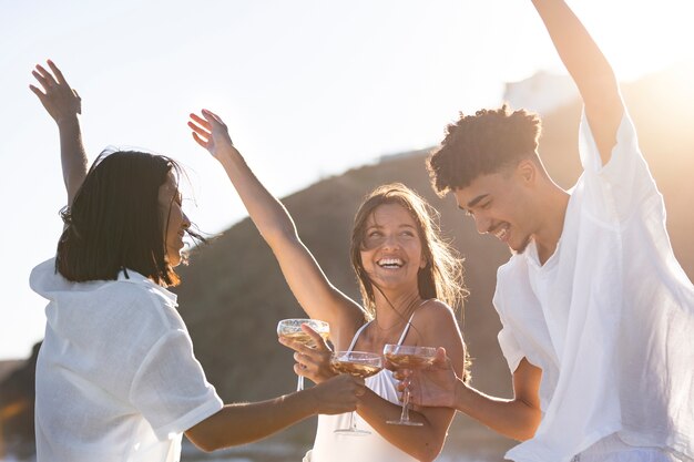 Amigos divirtiéndose en la fiesta blanca