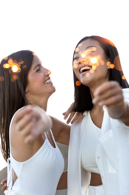 Foto gratuita amigos divirtiéndose en la fiesta blanca