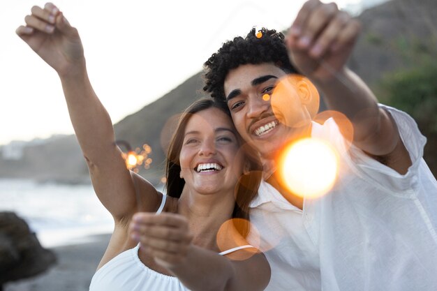 Foto gratuita amigos divirtiéndose en la fiesta blanca