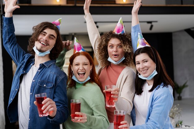 Amigos divirtiéndose en la fiesta durante el covid