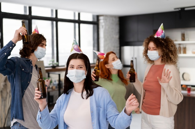 Amigos divirtiéndose en la fiesta durante el covid