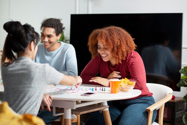 Amigos divirtiéndose con juegos tradicionales