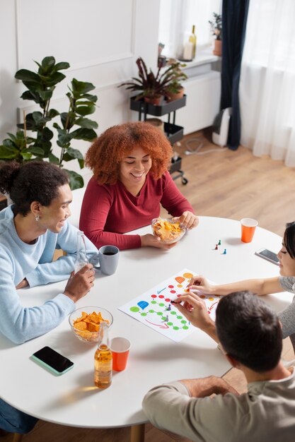 Amigos divirtiéndose con juegos tradicionales