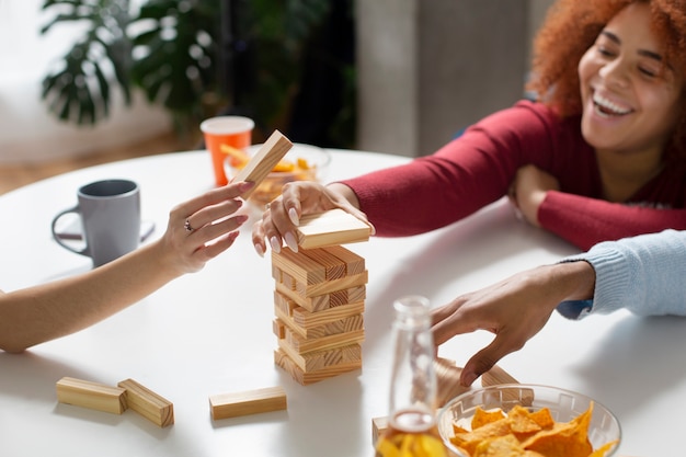 Amigos divirtiéndose con juegos tradicionales