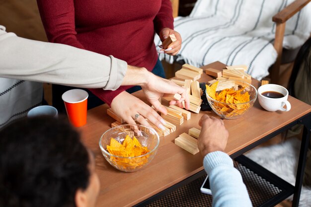 Amigos divirtiéndose con juegos tradicionales