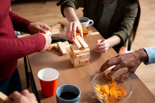 Amigos divirtiéndose con juegos tradicionales