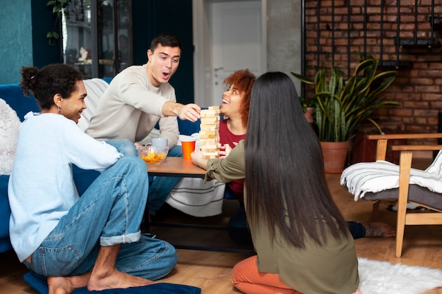 Amigos divirtiéndose con juegos tradicionales