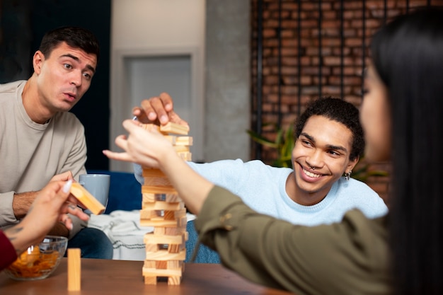 Foto gratuita amigos divirtiéndose con juegos tradicionales