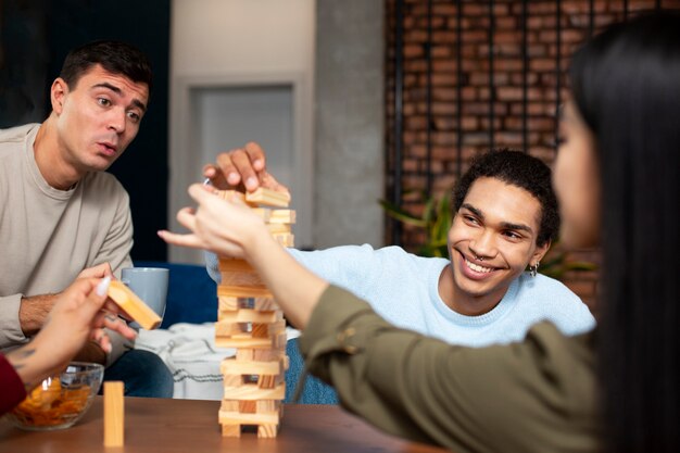 Amigos divirtiéndose con juegos tradicionales