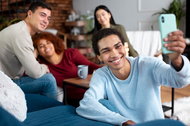 Amigos divirtiéndose con juegos tradicionales