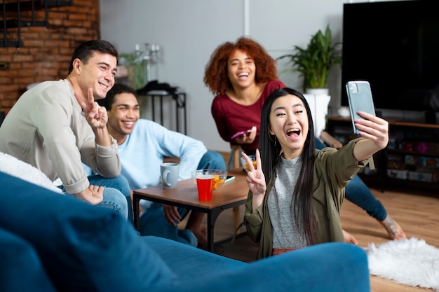 Amigos divirtiéndose con juegos tradicionales