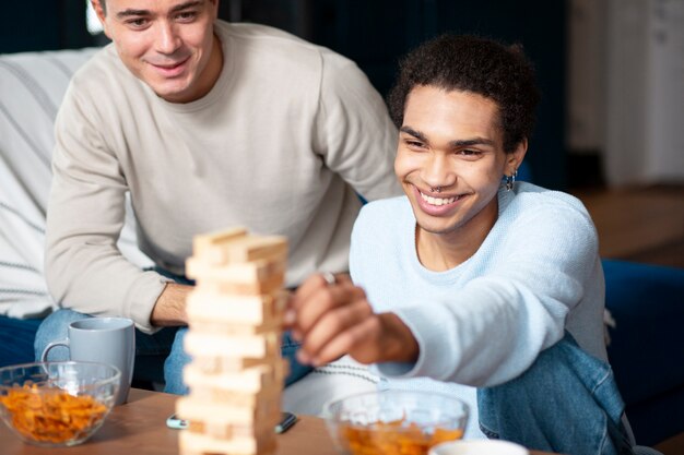 Amigos divirtiéndose con juegos tradicionales