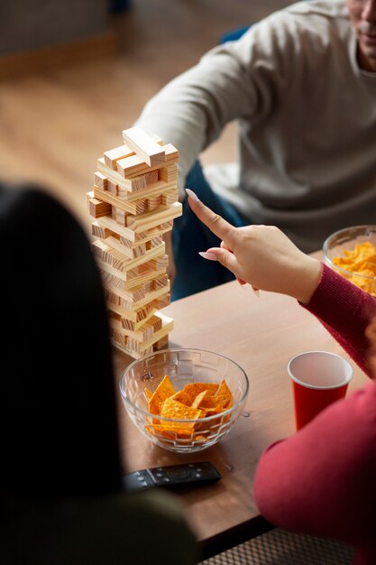 Amigos divirtiéndose con juegos tradicionales