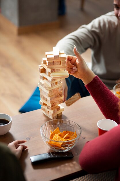 Amigos divirtiéndose con juegos tradicionales