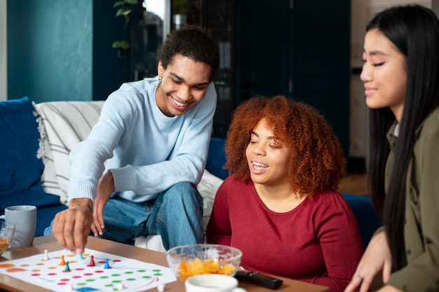 Amigos divirtiéndose con juegos tradicionales