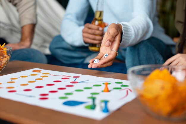 Amigos divirtiéndose con juegos tradicionales