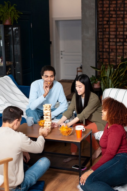 Amigos divirtiéndose con juegos tradicionales