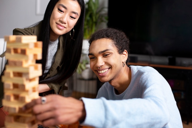 Amigos divirtiéndose con juegos tradicionales