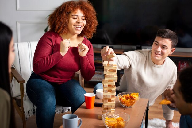 Amigos divirtiéndose con juegos tradicionales