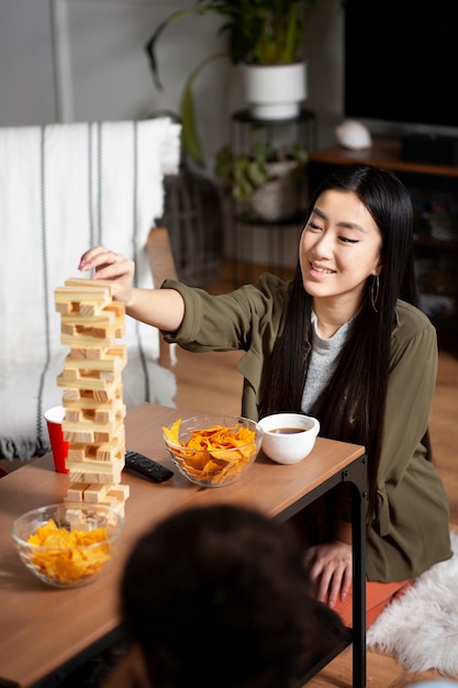 Amigos divirtiéndose con juegos tradicionales