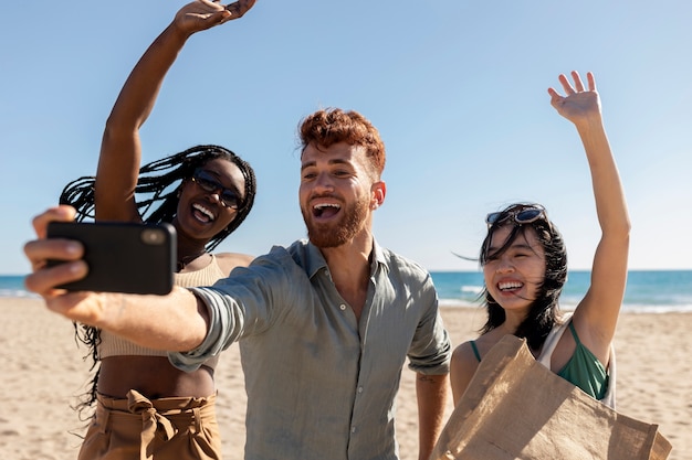 Amigos divirtiéndose junto al mar