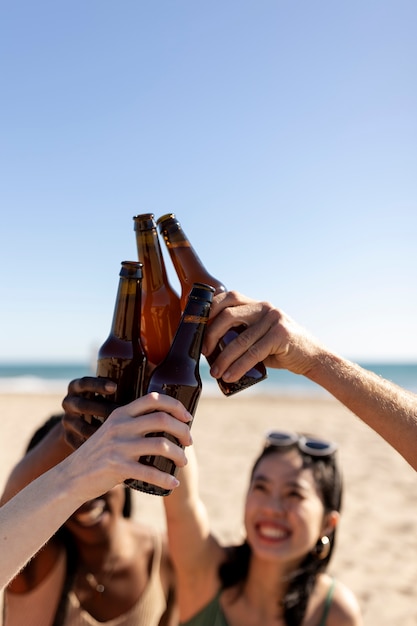 Foto gratuita amigos divirtiéndose junto al mar