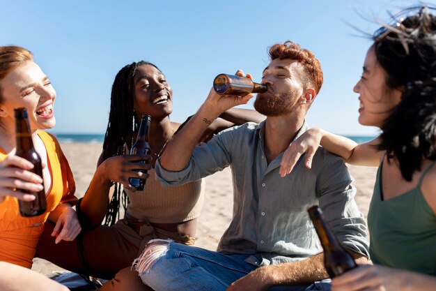 Amigos divirtiéndose junto al mar