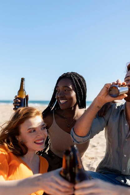 Amigos divirtiéndose junto al mar