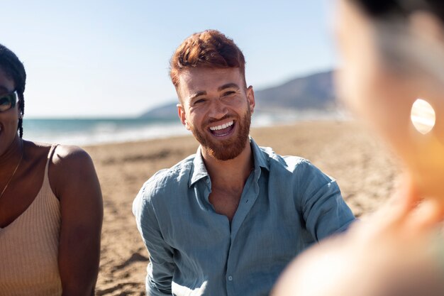 Amigos divirtiéndose junto al mar