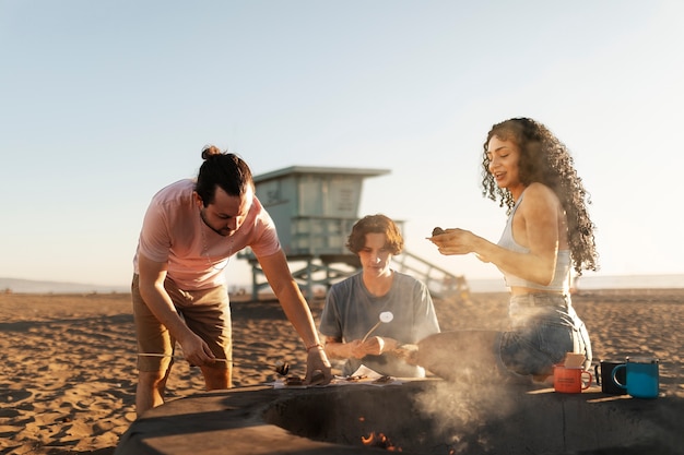 Amigos divirtiéndose junto al mar