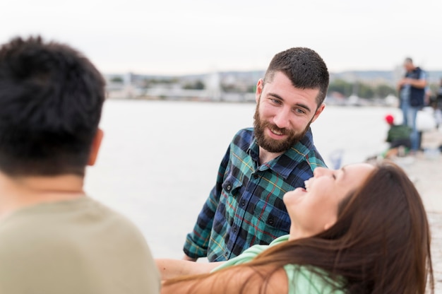 Foto gratuita amigos divirtiéndose juntos al aire libre