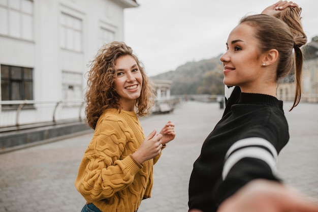 Foto gratuita amigos divirtiéndose juntos al aire libre