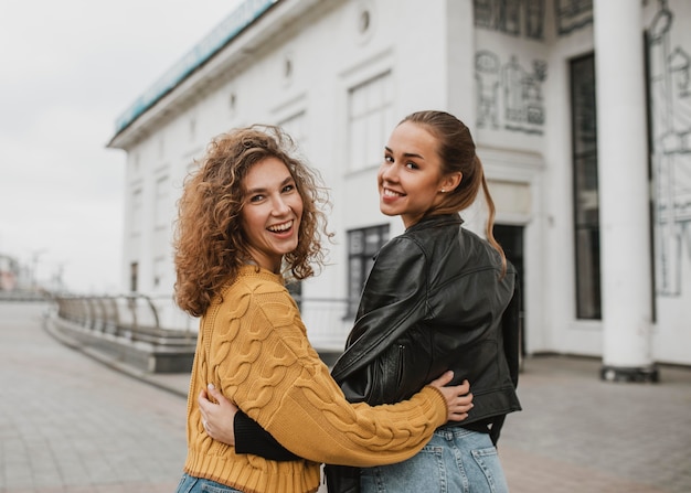 Foto gratuita amigos divirtiéndose juntos al aire libre