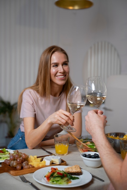 Foto gratuita amigos divirtiéndose juntos mientras cocinan