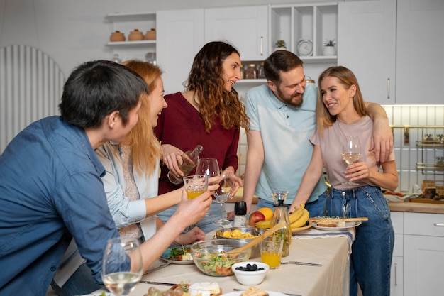 Foto gratuita amigos divirtiéndose juntos mientras cocinan