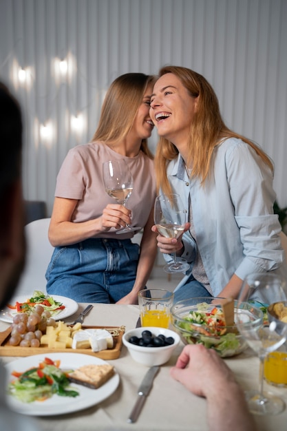 Amigos divirtiéndose juntos mientras cocinan