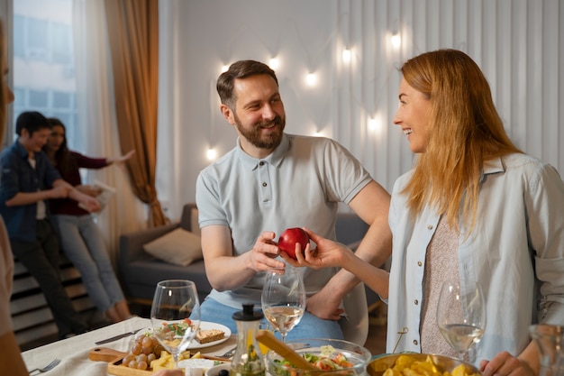 Amigos divirtiéndose juntos mientras cocinan