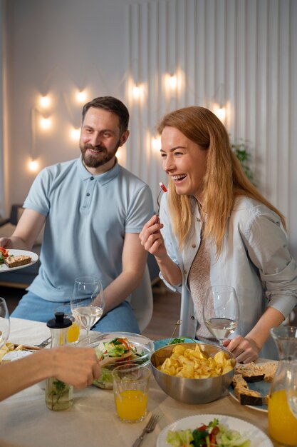 Amigos divirtiéndose juntos mientras cocinan