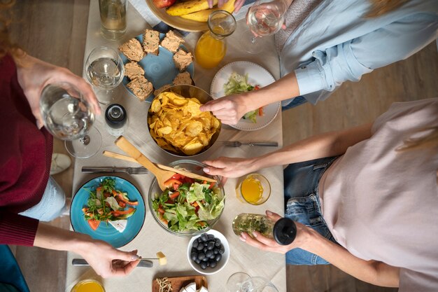 Amigos divirtiéndose juntos mientras cocinan