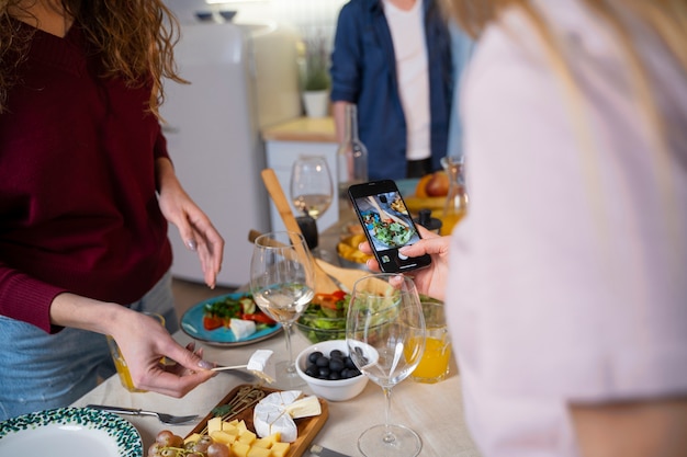 Amigos divirtiéndose juntos mientras cocinan