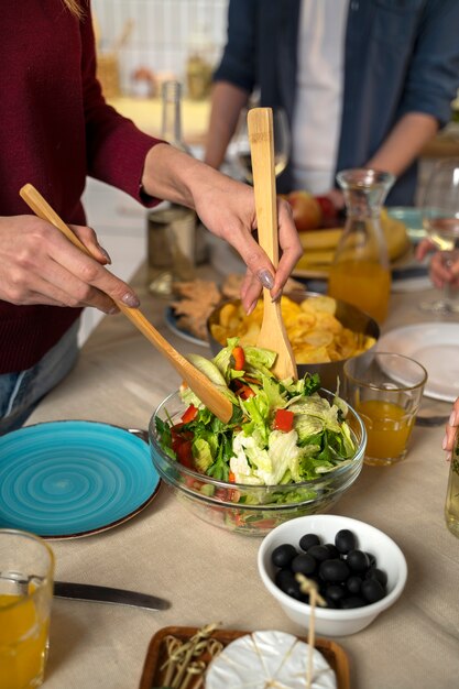 Amigos divirtiéndose juntos mientras cocinan