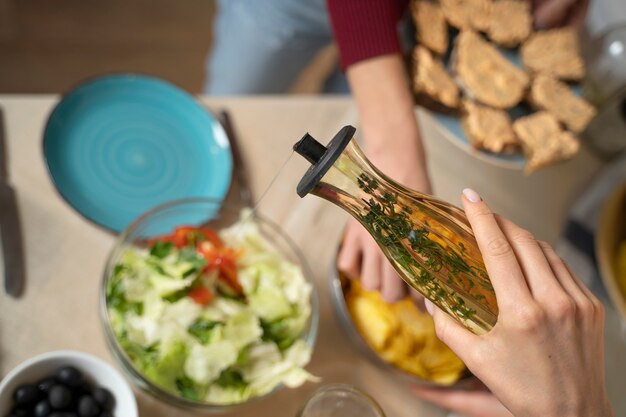 Amigos divirtiéndose juntos mientras cocinan