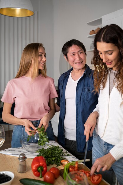 Amigos divirtiéndose juntos mientras cocinan