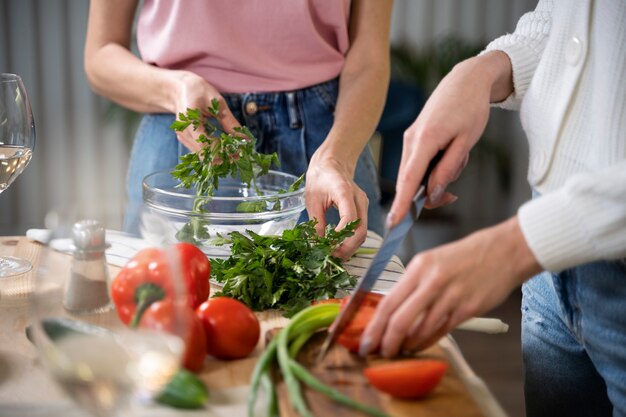 Amigos divirtiéndose juntos mientras cocinan