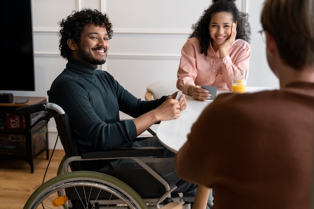 Amigos divirtiéndose juntos