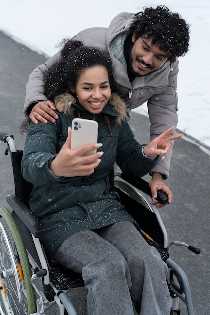 Foto gratuita amigos divirtiéndose juntos