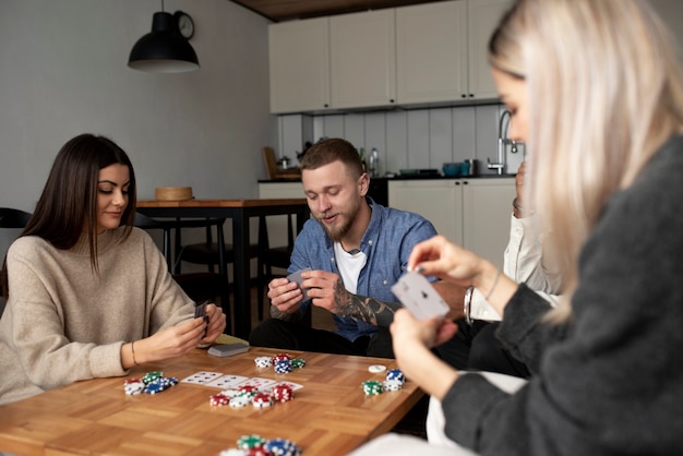 Foto gratuita amigos divirtiéndose mientras juegan al póquer